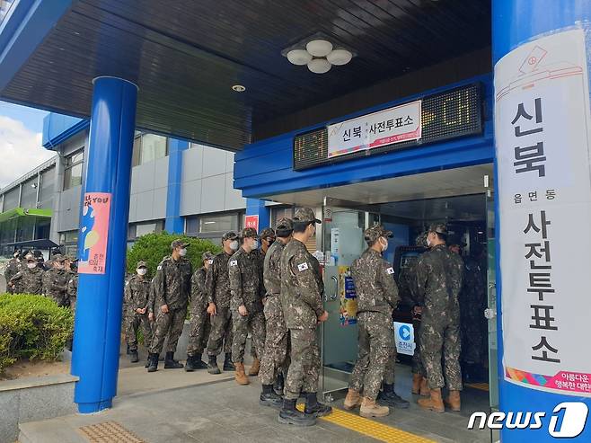6·1지방선거 사전투표 첫 날인 27일 오전 강원 춘천시 신북읍행정복지센터에 마련된 사전투표소에서 군 장병들이 소중한 한표를 행사하기 위해 줄을 서있다. © 뉴스1 이종재기자