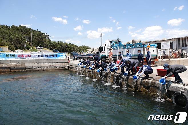 27일 울산 울주군 서생명 송정항 인근 바다에서 새울본부 어패류 방류 행사가 열리고 있다. (새울본부 제공) © 뉴스1