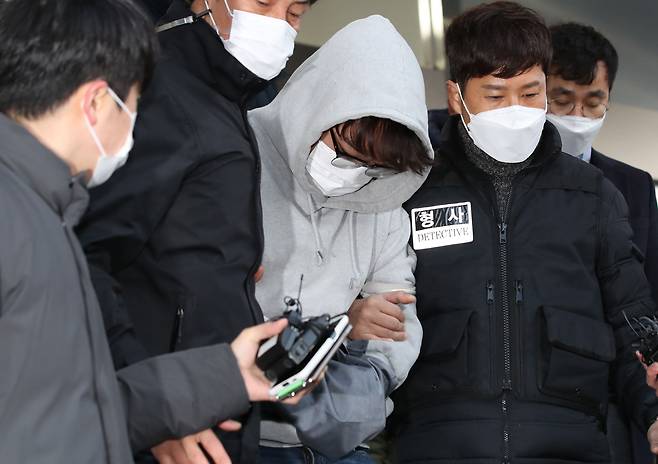 신변보호를 받던 여성의 가족을 살해한 혐의를 받는 이석준이 지난해 12월 17일 서울송파경찰서에서 검찰로 송치되고 있다./뉴스1