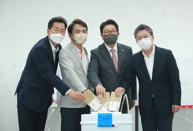 국민의힘 권성동 원내대표가 27일 오전 김진태 강원도지사 후보와 박정하 원주갑 국회의원 보궐선거 후보, 원강수 원주시장 후보와 함께 강원 원주시 원주문화원에 마련된 사전투표소를 찾아 투표하고 있다. /연합뉴스