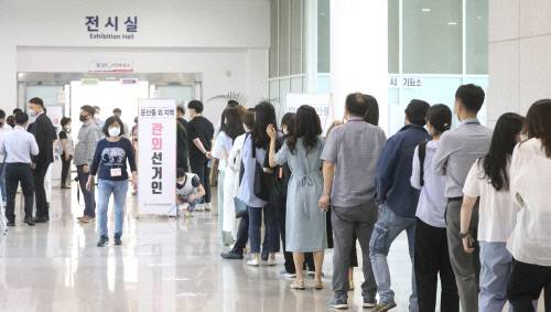 제8회 전국동시지방선거 사전투표 첫 날인 27일 대전시청에 마련된 사전투표소에서 유권자들이 투표를 하기 위해 차례를 기다리고 있다. 최은성 기자