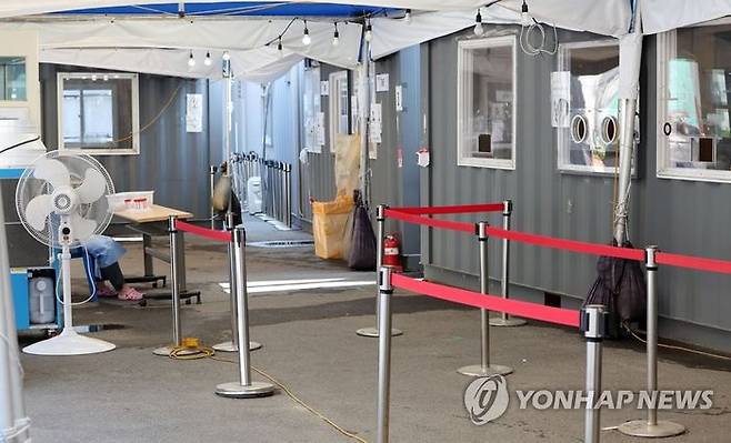 26일 오전 서울역 광장에 마련된 코로나19 임시선별검사소가 한산하다. ⓒ연합뉴스
