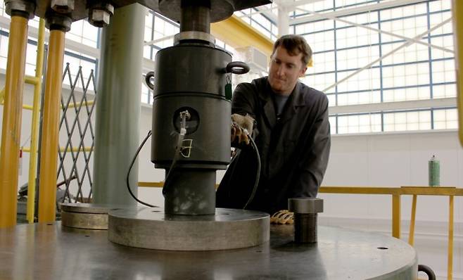 계측 장비를 점검하고 있는 NASA 엔지니어. NASA 제공