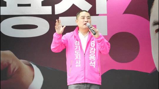 강용석 무소속 경기도지사 후보가 26일 오후 경기도 성남시 분당구 판교역 인근에서 유세하고 있다.<유튜브 채널 '강용석 경기서울연합' 영상 갈무리>