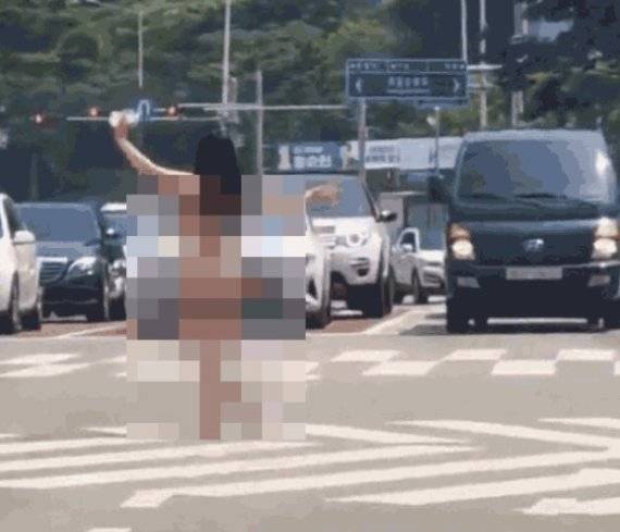 지난 25일 부산의 한 도로에서 나체로 도로를 활보하는 여성이 있다는 신고가 112에 접수됐다 (온라인 커뮤니티 갈무리) /사진=뉴스1