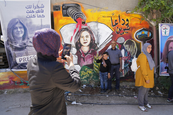 팔레스타인 주민들이 지난 18일 아랍계 방송 <알자지라>의 기자 시린 아부 아클레가 피격 사망한 곳을 찾고 있다. 제닌/AP 연합뉴스