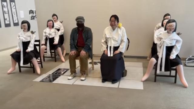 일본 극우단체인 일본제일당이 21~22일 도쿄의 ‘구니다치시민예술소홀’에서 개최한 ‘2022 도쿄 트리카에나할레라는 행사에 당수인 사쿠라이 마코토(오른쪽)가 평화의 소녀상을 모욕하기 위해 만들어진 출품작을 소개하고 있다. 사쿠라이 마코토 유튜브 캡처