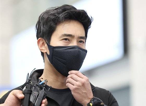 우크라이나에서 외국인 의용병 부대 '국토방위군 국제여단'에 참여한 이근 전 대위가 27일 오전 인천국제공항 제1터미널을 통해 귀국한 뒤 취재진 질문에 답하고 있다. 연합뉴스