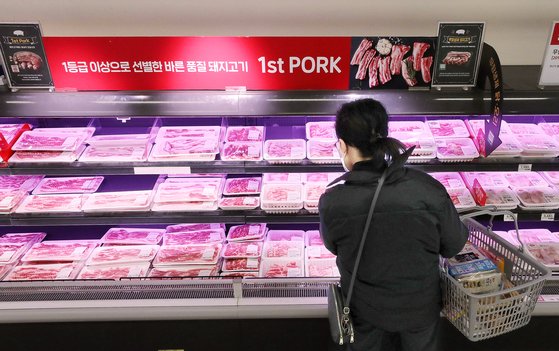 서울시내 한 대형마트에서 한 시민이 돼지고기를 구매하고 있다. 뉴스1