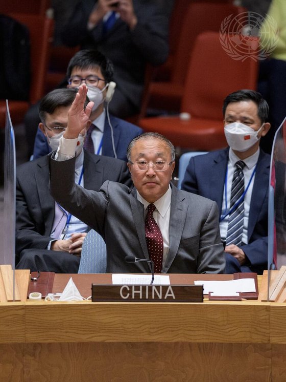 26일(현지시간) 유엔 안전보장이사회 회의에서 대북제재 결의안에 반대한 중국의 장쥔 주유엔 대사(가운데)는 "추가 제재는 부정적 효과를 낳고 대립을 키울 뿐"이라고 밝혔다. [유엔]