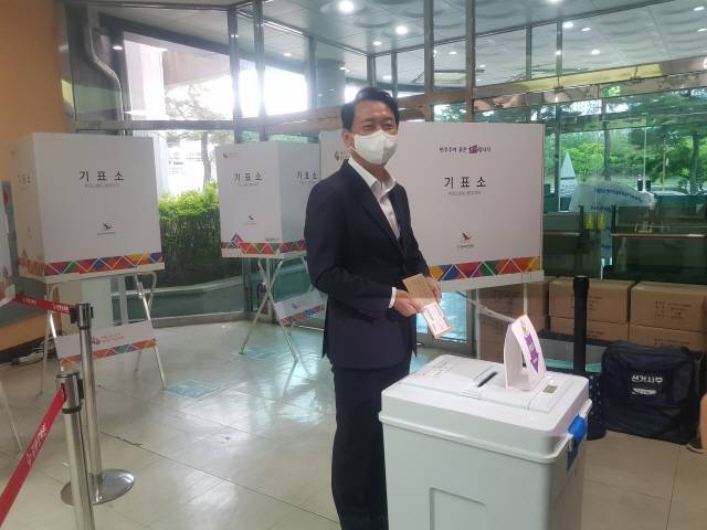 ▲ 더불어민주당 이광재 강원도지사 후보가 27일 강릉문화원을 방문해 사전투표를 했다.