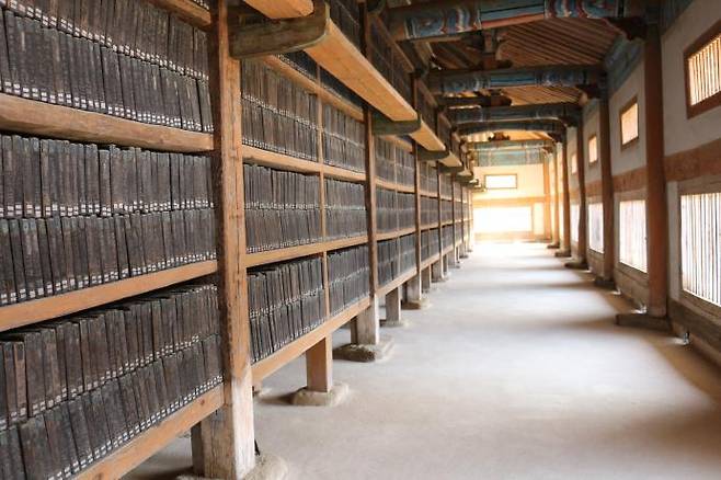 사진은 해인사 법보전에 있는 국보 32호이자 유네스코 세계기록유산인 팔만대장경의 모습이다. 문화재청 제공.
