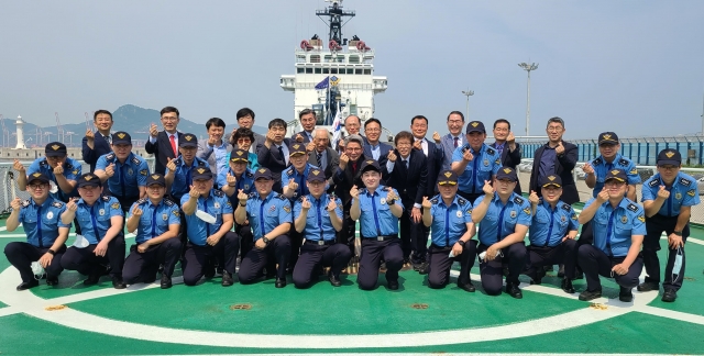 예장통합 경찰선교회 임원들이 지난 23일 남해해경을 찾아 위문품을 전달했다.