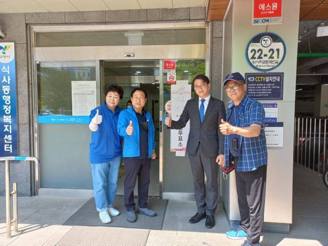 권용재 고양시의원 후보는 27일 오전 구성자 전 한국의류섬유재활용협회장, 천광필 전 고양시 기획조정실장, 조중철 고양마을미디어네트워크 대표와 사전투표에 참여했다. 권용재 후보 캠프 제공