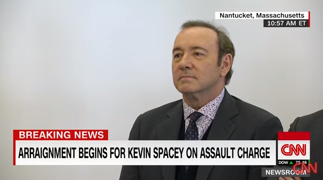 할리우드 배우 케빈 스페이시가 미성년 동성 성추행 혐의로 2019년 1월에 미국 매사추세츠주 낸터컷카운티 법원에서 열린 재판에 참석한 모습. CNN 뉴스 캡처