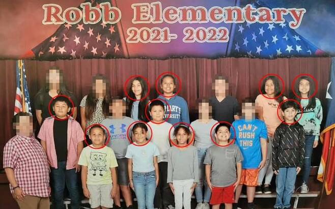롭 초등학교 4학년 학급사진. 이중 11명의 어린이들이 이번 총기참사로 목숨을 잃었다.