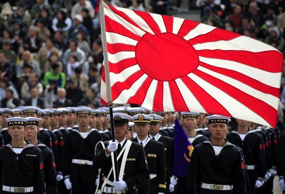 - 일본 해상 자위대가 2018년 10월 도쿄 아사카 훈련장에서 사열행사를 갖고 있다. 일본은 군국주의 상징인 ‘욱일기’를 앞세우며 군사대국화 야욕을 드러내고 있다. EPA 연합뉴스