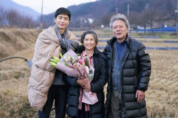 What does JTBCs Saturday Drama My My Liberation Diarydirector Kim Seok-yoon, playwright Park Hae-young) mean to Lee Min Ki, Kim Ji-won, Son Seokgu and Lee El?My Liberation Diary has left only the last page.With the story of Sam Brother and Sister, which is unbearably infuriated, giving hope and salvation to my life, attracting attention through the Chuang Algorithm, the cast of My Liberation Diary pointed out the end testimony and ending points ahead of End.Lee Min Ki was divided into Yong Chang-hee, the second of Sam Brother and Sister. In the 13th and 14th episodes, Yeom Chang-hees full-scale change was drawn.Yeom Chang-hee, who chose his own path, not being dragged to someone elses life. Lee Min Ki showed this character as acting.It is an evaluation that he expressed the change of the character of Yeom Chang-hee, who changed after his mothers small.Lee Min Ki said, I have been watching Drama as a viewer, so it is regrettable that it is already the last week. I will wait for the last broadcast with the mind of Lets go well.I really want to share my feelings with the viewers who have loved me, and I want to share my feelings with Chang-hee in the rest of the story. In the remaining 15th and 16th episodes, after time, it will mature more than before, and in some ways, it will be drawn a little different.It is expected to show a changed relationship with Ji Hyun-ah (Jeon Hye-jin), who was a friend, through the public trailer.Lee Min Ki said, The 15th and 16th episodes are the stories that have passed some time over the Drama.You will be able to feel different from the previous story, he said. The moment when Changhee understands his life through a series of events is drawn.I hope that Chang-hees last story will be a timetable for what, he said.Kim Ji-won, who contributed to the mass production of the Chuang algorithm, disassembled into the youngest, expressed hope for those with low self-esteem by expressing a woman who started a changed life by begging for a reverence.Kim Ji-won said, Time seems to be really fast.I think I filmed for a short time, but I am sorry that the broadcast seems to end too soon.  I always thought it was good while shooting the script, but it was another pleasure to see the story of another person I did not shoot on the air.I felt fun watching with viewers, and I felt so tearful when I watched Drama, and I felt so comforted and cheered up that I felt so good. Kim Ji-won said, I think each person has been on the way to liberation, so thank you.There is an ambassador, I will be another person in spring, and My Liberation Diary seems to contain a message that Spring will come after winter.I do not know where the season of the viewers is, but if there are people in the cold season like winter, I hope that the message of the work will be delivered to them.I hope it was a drama that was a cheer for those who are taking a step forward. Kim Ji-won said, I was curious about how each person will move toward liberation.The question was also a question of what is liberation for oneself.I think there is a difference when I go to ask myself questions and worries, he said. I hope that each person will look forward to seeing how they will get closer to the liberation they want.I also think it would be nice to ask myself what the meaning of liberation means. Son Seokgu played the character of Koo, who should not be this appearance, to stimulate female viewers fantasy.If it was not the original appearance of Son Seokgu, the gu, which could not be established in the reverence itself, could be a hallucination.It was great to be able to take a close look at Family and Friends and have a lot of conversations with themselves in order to know Mr. Koo while shooting, Son Seokgu said. Since the broadcast began, I have been able to see various minds of viewers and I was glad to know Mr. Koo more.The relationship between the two is newly established as Koo and Mi-jung, who have fallen into the drama and have broken up in reality, are reunited.Son Seokgu said, Thank you really to the viewers who wrote My Liberation Diary together and the person who gave me valuable experience.I hope that it will be a diary-like drama that quietly takes out alone when it is difficult after the broadcast. Lee El, who plays the most liberating and changing base well in My Liberation Diary, is the reason why this work can be slightly removed from fantasy.It is a reaction that expresses the character emotion line called base well which surely exists somewhere.Lee El said, I was happy to see the TV viewer ratings that climbed a little bit, and to hear the word of mouth that filled the air much faster than the number. Thank you for supporting the love of Gijeong in one heart.Drama has only two episodes left, but after the broadcast, Yeom Brother and Sister will be living somewhere well.If you encounter it, please hold it. The woman base well, who dreamed of liberation with love, now seems to be building happiness by meeting a strong man named Cho Tae-hoon (Lee Ki-woo), but the crisis is again met when the mountain to be overcome, Cho Tae-hoon Family, meets.Can base well achieve liberation through love?Lee El said, I hope you will be comforted to the end as always by seeing Sam Brother and Sister, Father and Gu, who are not different from others.If Brother and Sister, who will probably live more ordinary than viewers, can imagine the story of the grill and watch it, I will thank you.The 15th episode of My Liberation Diary will air at 10:30 p.m. on the 28th. The final episode will be on the 29th.