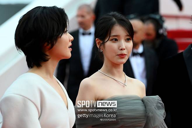 Actor Lee Ji-eun (IU) has entered the Cannes International Film Festival Red Carpet.On the afternoon of the 26th (local time), the world premiere of the movie broker (director Hirokazu Goreda, production house of film) was held at the Lumier Grand Theater in Cannes, France, which was invited to the 75th Cannes International Film Festival competition.Director Hirokazu Goreda, Actor Kang-Ho Song, Gang Dong-Won, IU (Lee Ji-eun), Lee Ju-young, and Lee Yu-jin, head of the film company, were on the Red Carpet.Among them, IU entered the Cannes Film Festival with the commercial movie debut broker and tasted the excitement of climbing the Cannes Red Carpet.A grey-colored chiffon dress that accentuates bright skin tone is the Cannes Red Carpet dress from IU.The IU, which emanated femininity with a goddess dress that revealed her shoulders in upstyle hair, stepped on Cannes Red Carpet with tension and excitement.Before the full-scale Red Carpet event started, fans also signed up to fans around them.Meanwhile, broker, the invitation to the 75th Cannes International Film Festival competition, is a Greene film about their unexpected special journey to the relationship around the baby box.The first Korean film directed by Japanese master Hirokazu Koreeda was accompanied by the best production team in Korea, Actor Kang-Ho Song Gang Dong-Won Badou or Lee Ji-eun Lee Ju-young.It is scheduled to open on June 8 in Korea.
