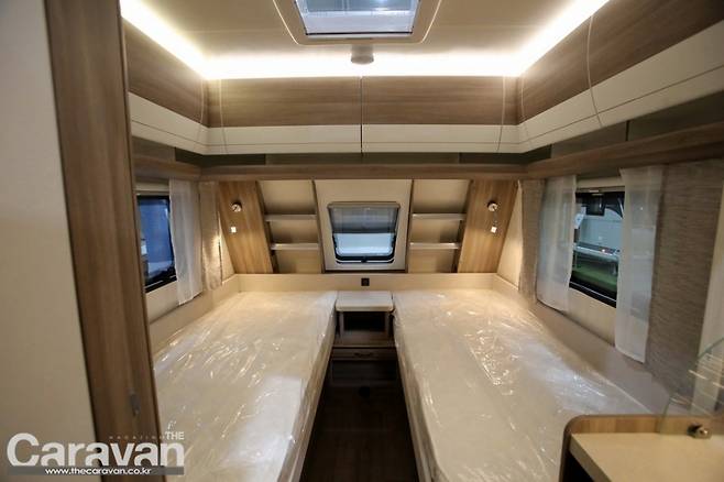 전면부 트윈 베드가 적용된 하비 카라반