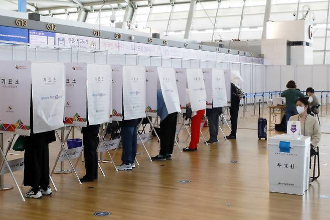 27일 인천국제공항에서 시민들이 해외로 출국 전 사전투표를 하고 있다. (사진= 뉴시스)