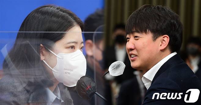 이준석 국민의힘 대표(오른쪽)와 박지현 더불어민주당 공동대위원장. © News1