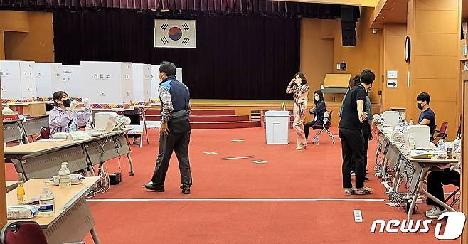 27일 경남 진주시 상대동 사전투표소에서 시민들이 투표를 하고 있다. 2022.5.27/뉴스1 © News1 한송학 기자