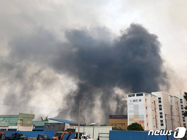 28일 낮 12시쯤 경북 울진군 근남면 행곡리의 한 야산에서 발생한 불이 바람을 타고 울진읍 쪽으로 확산되고 있는 가운데 주변 타이어 가게에 있는 폐타이어로 번지면서 검은 연기가 치솟고 있다. 산림당국은 산불전문진화헬기 등 17대와 장비 34대, 공무원 등 140여명을 투입 진화작업을 벌이고 있다.(독자제공)2022.5.28/뉴스1 © News1 최창호 기자