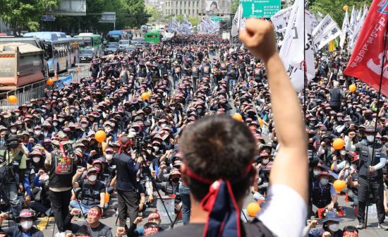 민주노총 화물연대가 28일 숭례문 앞 도로에서 총파업 결의대회를 하고 있다. [이미지출처=연합뉴스]