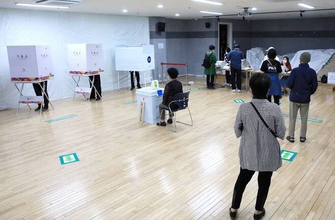 제8회 전국동시지방선거 사전 투표 이틑날인 28일 오전 서울 중구 다산동 주민센터에 마련된 사전투표소에서 유권자들이 투표하고 있다. /뉴스1