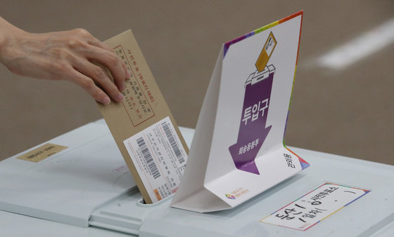 제8회 전국동시지방선거 사전투표가 시작된 27일 대전시청에 마련된 투표소에서 유권자들이 투표를 하고 있다.© News1