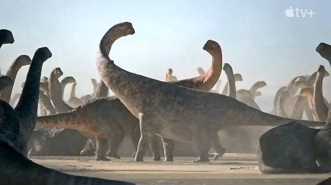 애플티브이플러스 다큐 <선사시대>는 데이비드 애튼버러가 해설자로 나서 공룡시대를 설명한다. 컴퓨터그래픽이 만든 가상의 지구는 그의 목소리를 거쳐 마치 현실처럼 느껴진다. 사진은 <선사시대>에서 컴퓨터그래픽으로 만들어진 공룡의 모습들. 애플티브이플러스 제공