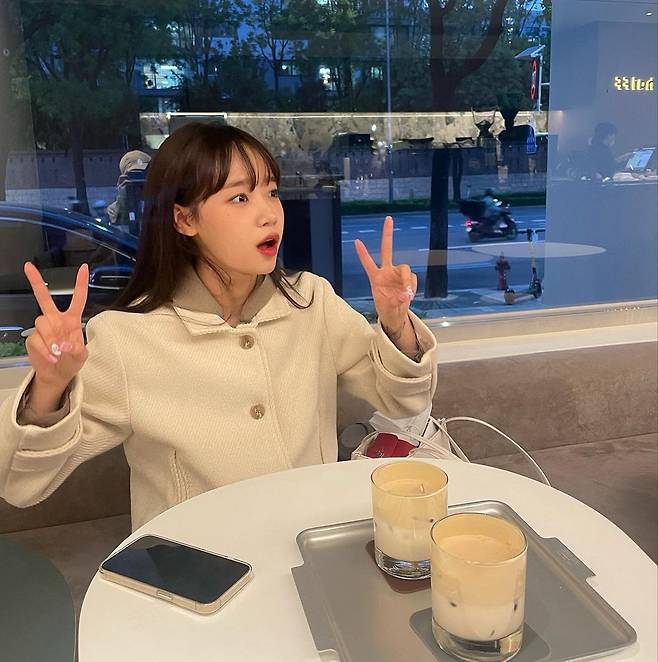 Choi Yoo-jung, a member of the group Wikimki, showed off his perfect visuals.On the 27th, Choi Yoo-jung posted several photos of emoticons without any comment through his personal instagram.Choi Yoo-jung, who was in the public photos, took pictures with various poses, especially his distinctive features and fresh visuals, which attracted the viewers admiration.The netizens who saw this had various reactions such as cute, you are not so cute, lovely.iMBC  Photo Source Choi Yoo-jung Instagram