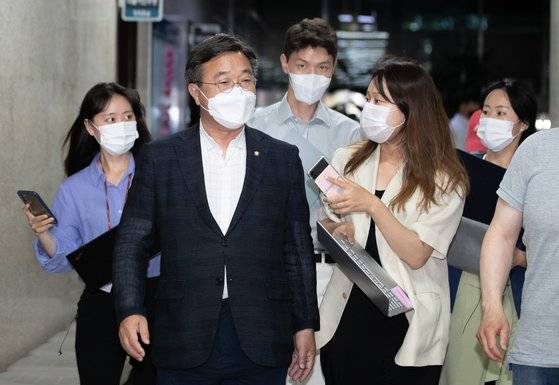 윤호중 더불어민주당 공동비상대책위원장이 28일 오후 서울 여의도 국회에서 열린 비상대책위원회 간담회를 마친 후 취재진 질문에 답변하고 있다. 뉴스1