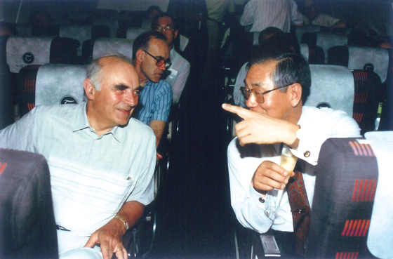 1992년 우리별 1호 발사를 위해 가이아나로 가는 비행기 안. 오른쪽이 저자. [사진 나남출판]