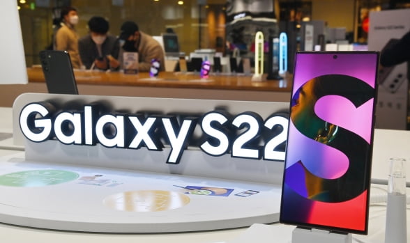 서울 서초구 삼성 딜라이트에서 시민들이 삼성전자 갤럭시S22 시리즈를 체험하는 모습. /사진=김범준 기자