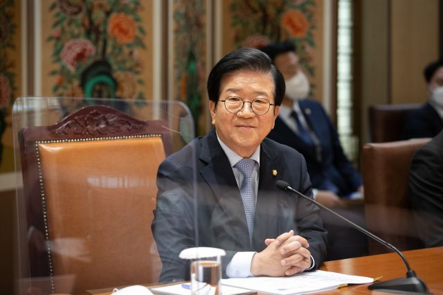박병석 국회의장이 지난 26일 국회에서 열린 퇴임 기자간담회에서 취재진의 질문에 답하고 있다. 국회사진기자단