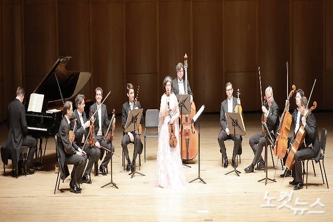 바이올린 수석 발보나 나쿠가 연주곡에 대해 설명하고 있다. 반웅규 기자