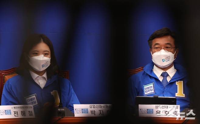 더불어민주당 윤호중·박지현 상임선대위원장이 25일 서울 여의도 국회에서 열린 국정균형과 민생안정을 위한 선대위 합동회의에서 어두운 표정을 보이고 있다. 윤창원 기자