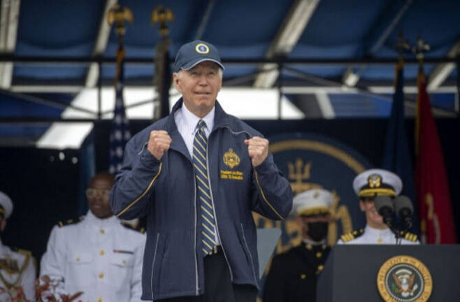 조 바이든 미국 대통령이 27일(현지시간) 미국 메릴랜드주 아나폴리스 해군사관학교에서 열린 졸업식에 참석해 소위 임관을 앞둔 생도들을 향해 두 주먹을 불끈 쥐어 보이고 있다. 아나폴리스=UPI연합뉴스