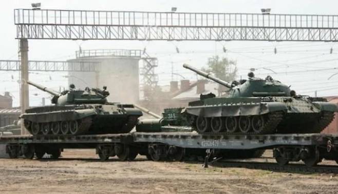 러시아군이 열차에 싣고 온 T-62M 전차