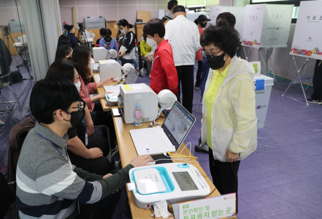 28일 오전 인천시 계양구 계산2동 행정복지센터에서 유권자들이 투표를 하고 있다. 연합뉴스