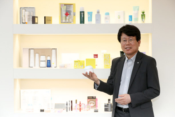 문병석 한국콜마홀딩스 기술연구원장이 한국콜마에서 개발한 화장품을 들고 포즈를 취하고 있다(사진=방인권 기자)