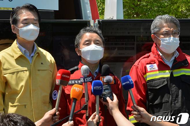 남성현 산림청장이 29일 경북 울진국유림관리소에 산불 현장 본부에서 주불 진화 과정에 대한 언론 브리핑을 하고 있다.2022.5.29/© 뉴스1