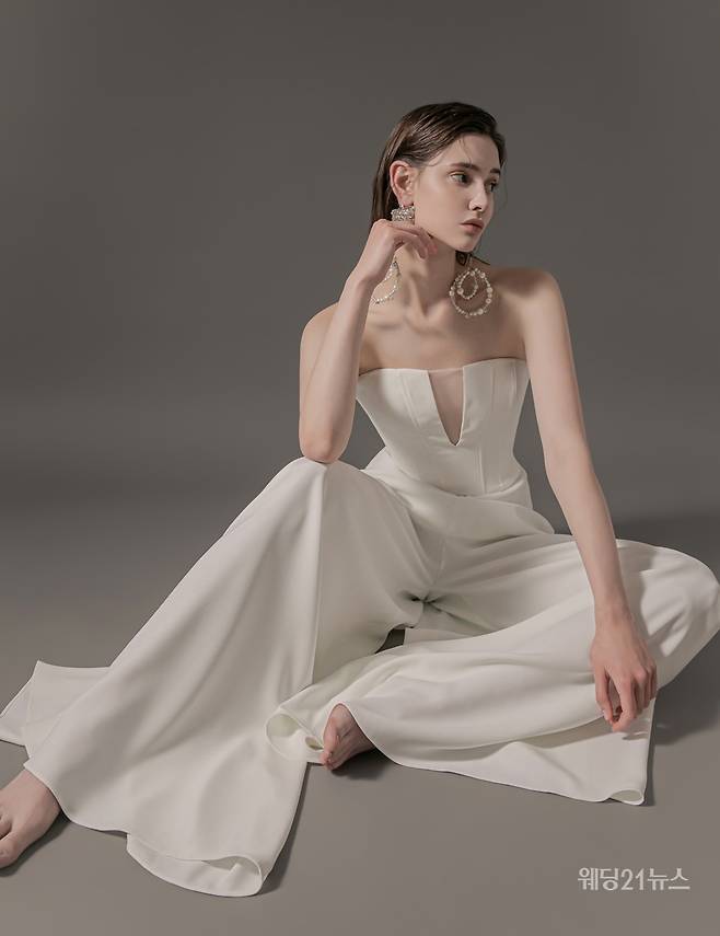 사진 : 웨딩드레스 디케웨딩, 디렉터 김미경, 포토그래퍼 장웅(소르아 스튜디오), 모델 안젤리나, 헤어 코코미카(헤어 유하, 메이크업 경미), 제품협찬 수야