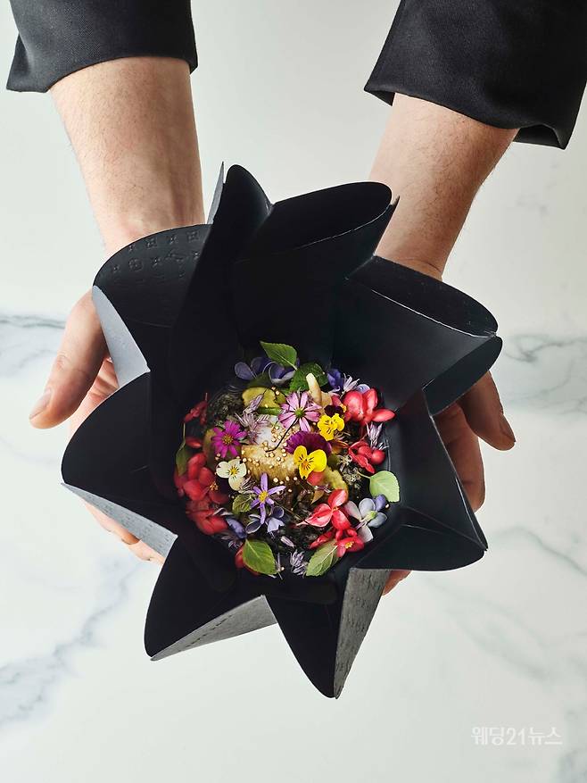 사진 : 식용 꽃으로 아름답게 장식된 PS 비빔밥
