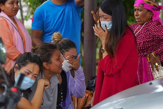 실종기 탑승객들의 가족이 눈물을 흘리고 있다. /AFP 연합뉴스