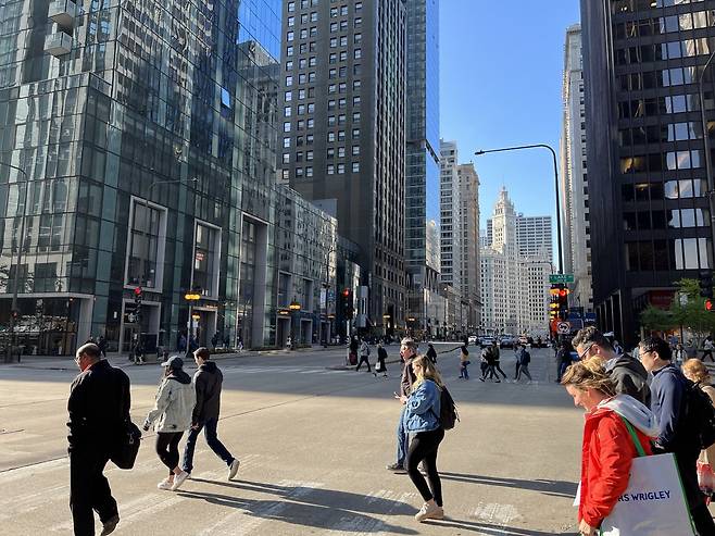 시민과 관광객들이 미국 시카고 중심가를 걷고 있다. / 전준범 기자