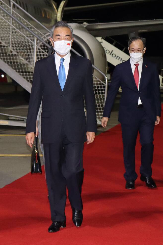 왕이 중국 외교부장이 남태평양 도서국 솔로몬제도의 헨더슨 국제공항에 도착하고 있다. /AFP 연합뉴스