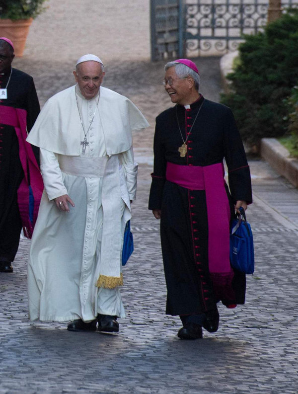 2018년 바티칸에서 프란치스코 교황(왼쪽)과 이야기를 나누는 유흥식 대주교의 모습. 천주교 대전교구 제공